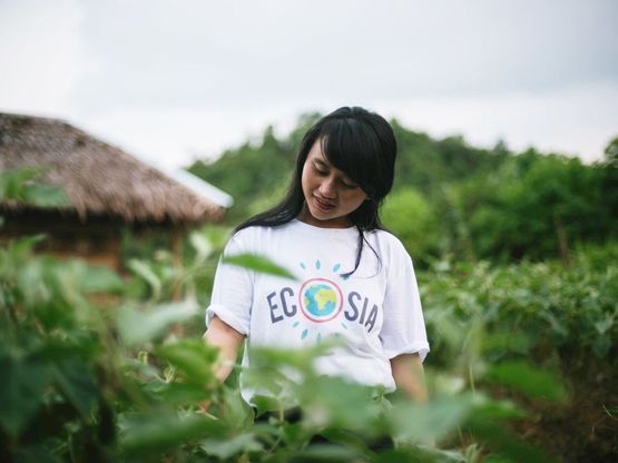 Woman wearing an Ecosia t-shirt, one of the environmental brands who use Teemill to produce their circular economy products.